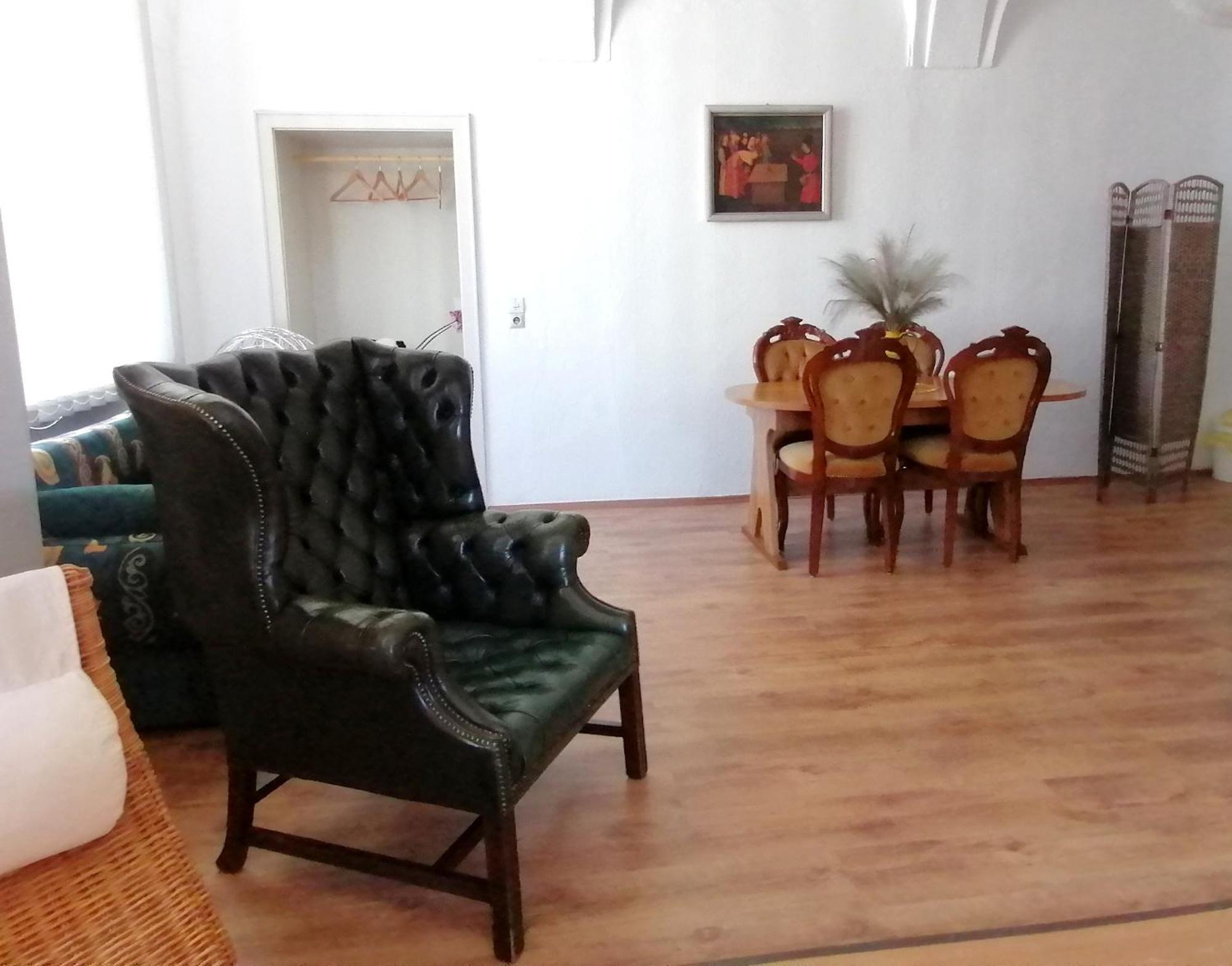 Privatunterkunft Nr 2 Gemuetliche Mit King-size Bett Und Essbereich Im Zentrum Im Neubarockstyle *