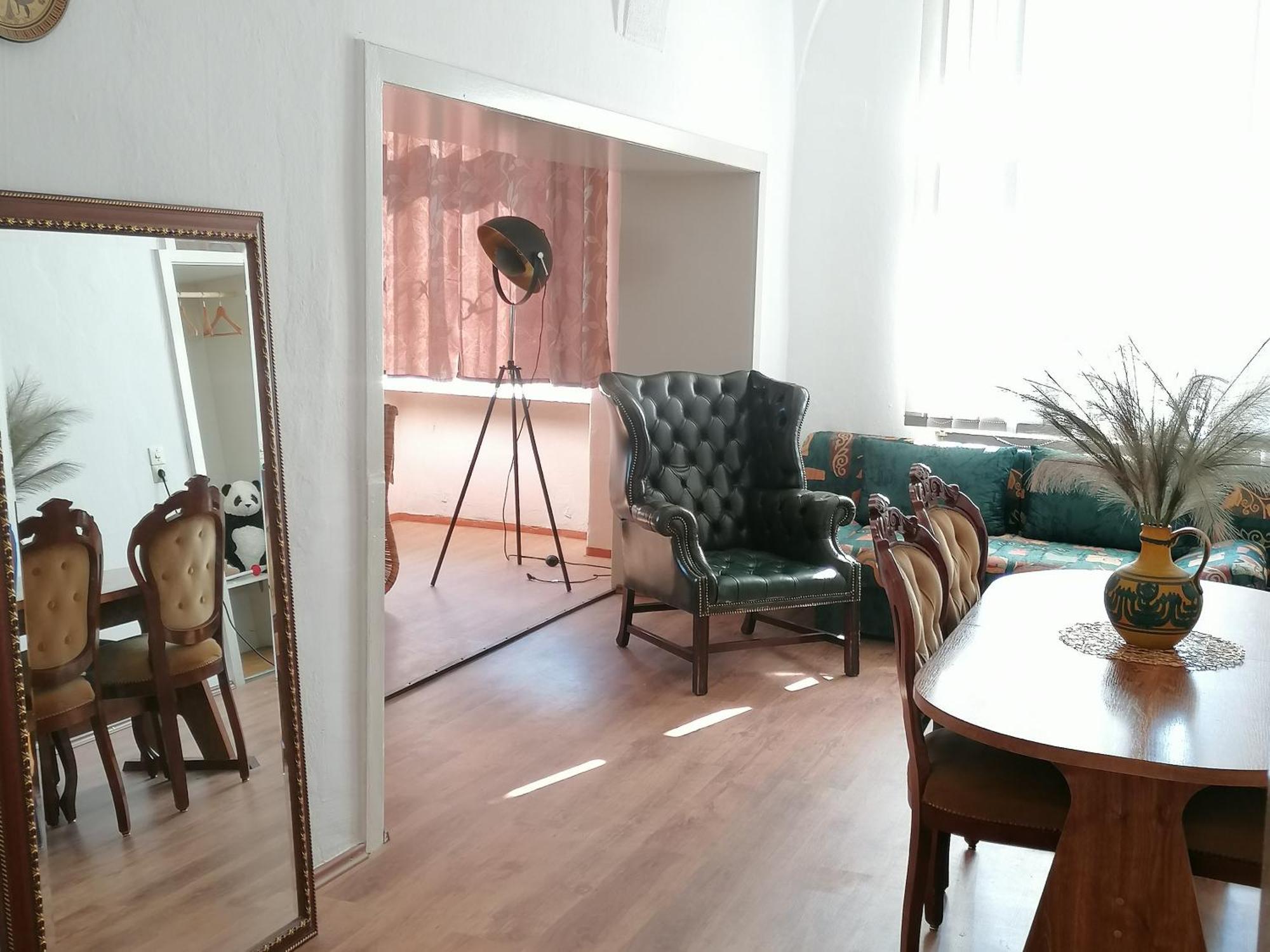 Privatunterkunft Nr 2 Gemuetliche Mit King-size Bett Und Essbereich Im Zentrum Im Neubarockstyle