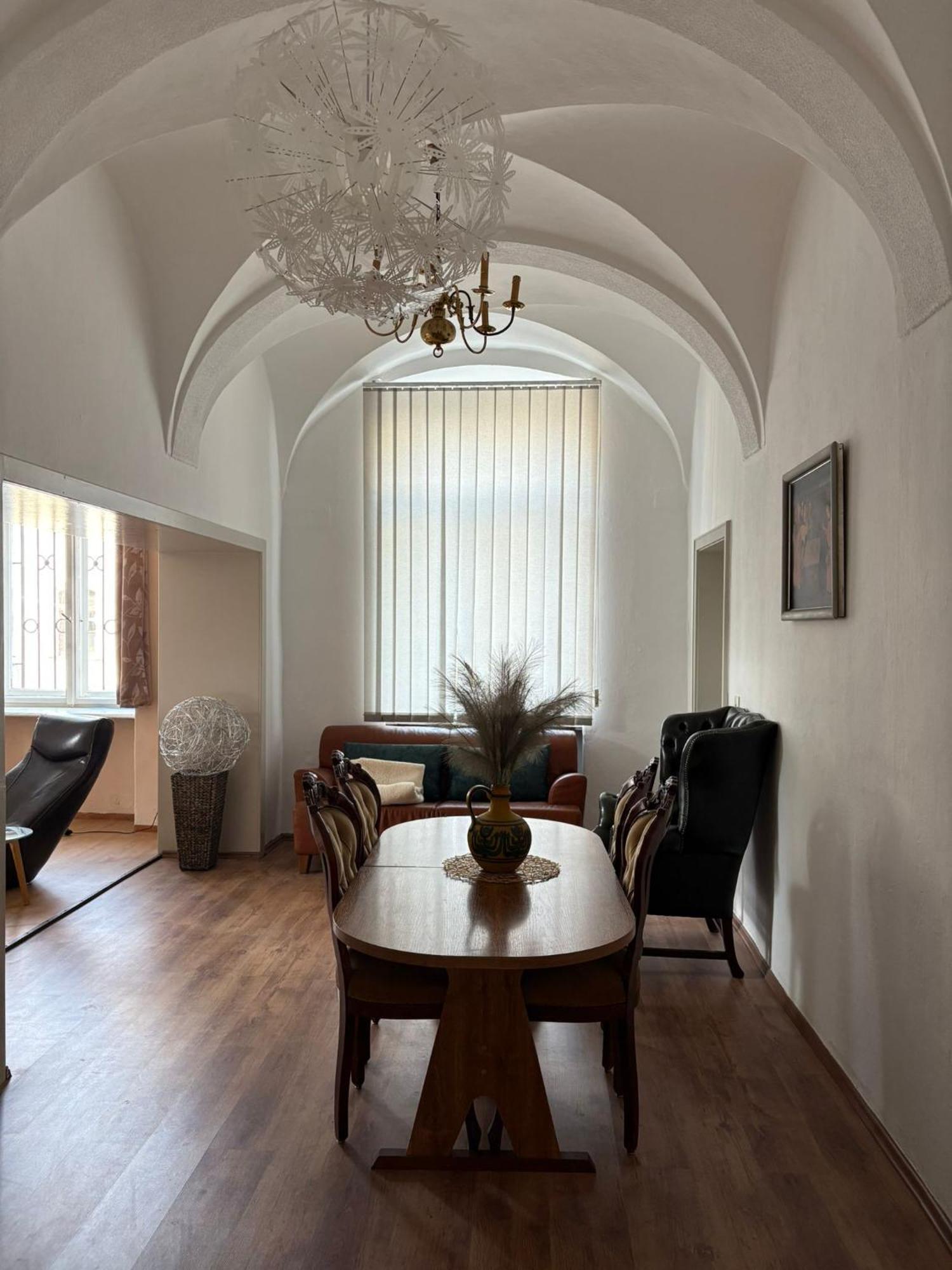 Homestay Nr 2 Gemuetliche Mit King-size Bett Und Essbereich Im Zentrum Im Neubarockstyle